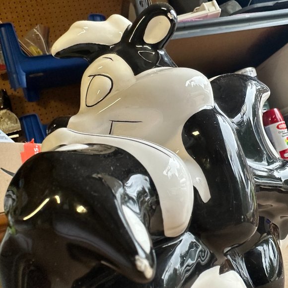 Pepe Le Pew and Penelope Piggy Bank - Picture 9 of 14